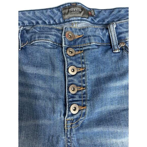 Torrid Denim Shorts Size 20 Exposed Button Fly Medium Wash Cut Off Raw Hem Pinup - Picture 2 of 11